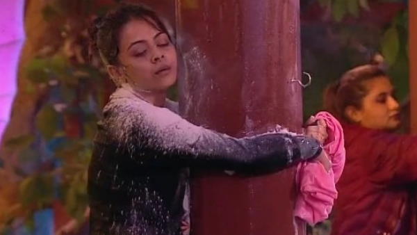 पोल के साथ 15 घंटे तक खड़ी रहीं पोल के साथ 15 घंटे तक खड़ी रहीं