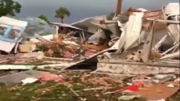 कई घरों को हवा में उड़ा गया तूफान