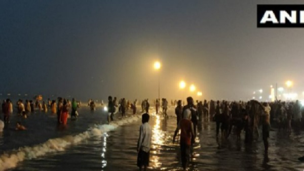 मकर संक्रांति पर लोगों ने लगाई गंगा सागर में आस्था की डुबकी मकर संक्रांति पर लोगों ने लगाई गंगा सागर में आस्था की डुबकी