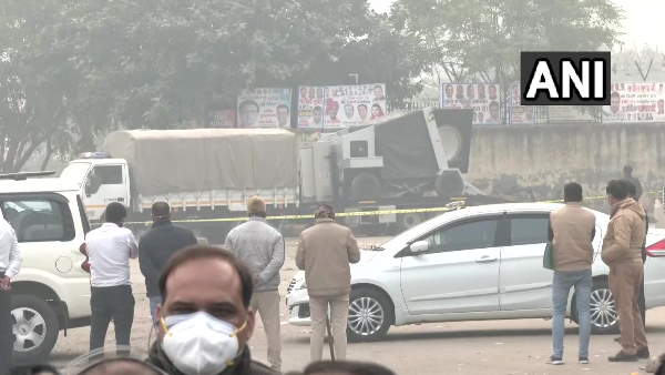 ghazipur suspicious bag found in area bomb defused squad and delhi police reached ghazipur suspicious bag found in area bomb defused squad and delhi police reached