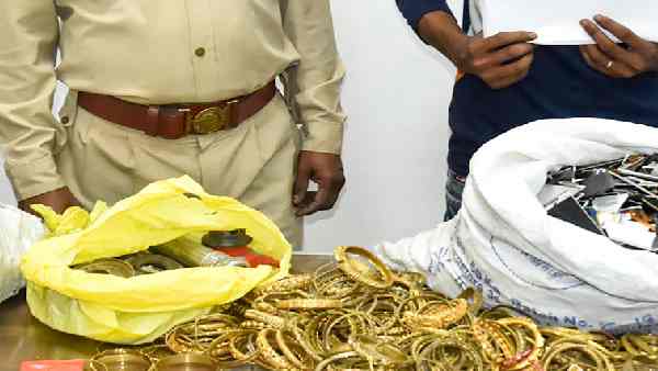 इस मामले में तीन आरोपी बरी हुए, दो अबतक फरार इस मामले में तीन आरोपी बरी हुए, दो अबतक फरार