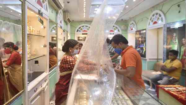 आर्थिक संकट से उबरने के लिए भी बेचा सोना