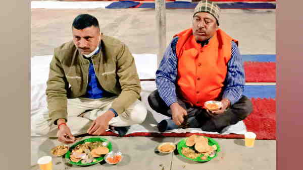 पुरस्कार देकर किया गया सम्मानित