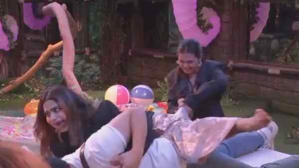 शमिता ने दिया करण को मसाज