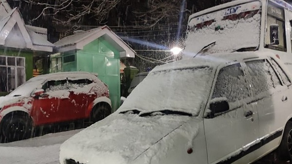 चारों ओर केवल बर्फ ही बर्फ है चारों ओर केवल बर्फ ही बर्फ है