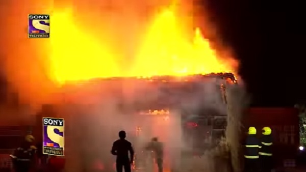  आनन-फानन में दबाते हैं बजर 