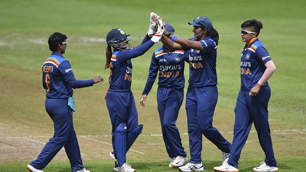 गेंदबाजी में छायी दीप्ती-स्नेह