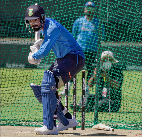 दोनों टीमें इस प्रकार हैं-