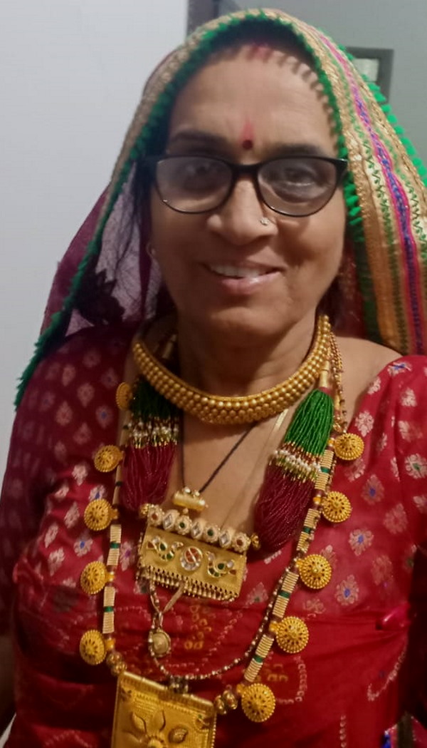 आईपीएस प्रीति चंद्रा का परिवार आईपीएस प्रीति चंद्रा का परिवार