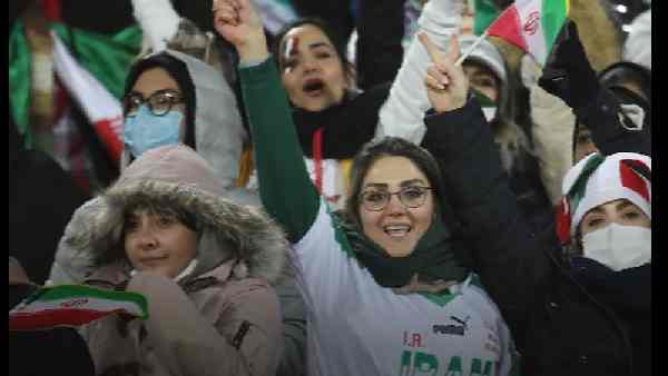 स्टेडियम में मैच देखने के लिए महिलाओं को अनुमति