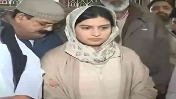 कौन हैं इकरा हसन ?