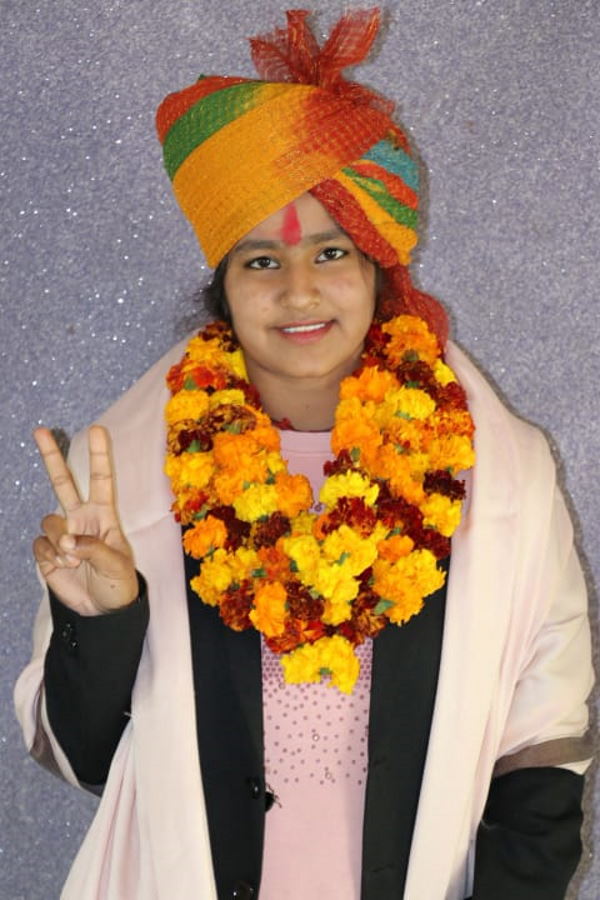 मंदिर की सीढ़ियों पर चढ़ना उतरना शुरू किया