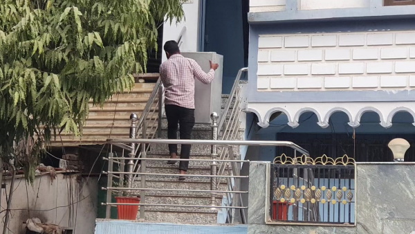  किसके पास के कितने रुपए मिले?
