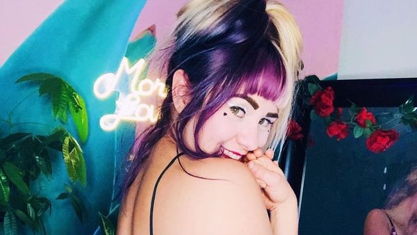 वीडियो भी देती हैं वीडियो भी देती हैं