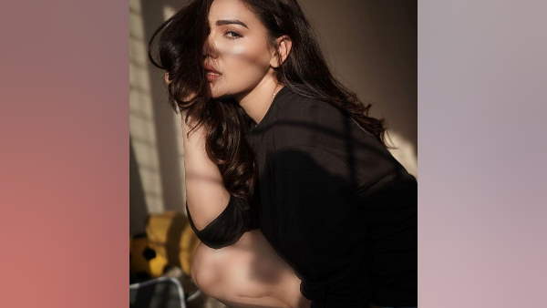 डेनिम शॉर्ट्स में लग रही हैं हॉट