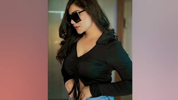 टोन्ड लेग फ्लॉन्ट कर रही हैं कंगना