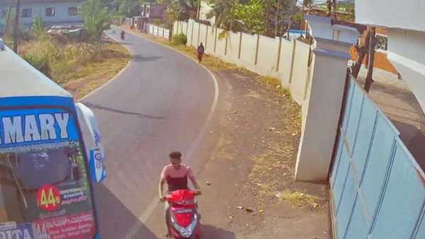 बस ड्राइवर को नहीं दिखा था स्कूटर? बस ड्राइवर को नहीं दिखा था स्कूटर?