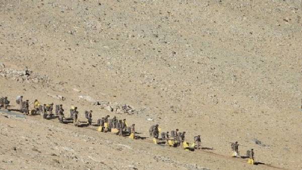 चीन ने 60,000 सैनिकों को किया तैनात