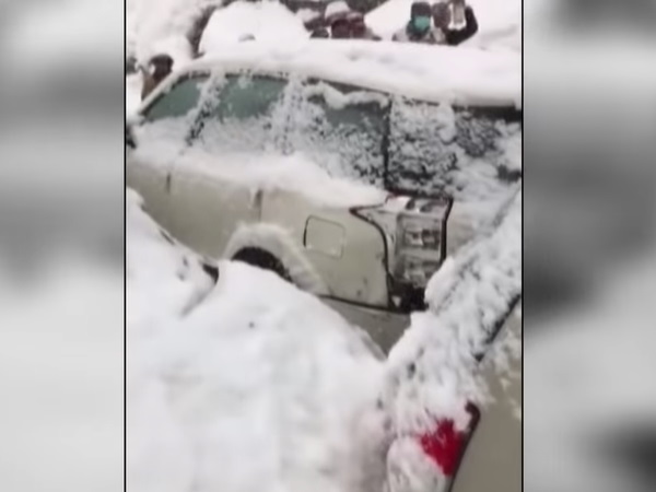 वाहनों पर कई फीट तक जमी बर्फ वाहनों पर कई फीट तक जमी बर्फ
