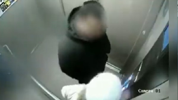 लिफ्ट में अकेली लड़की से बदतमीजी