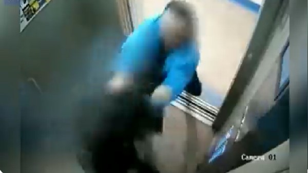 अचानक आए पिता ने युवक पर बरसाए घूंसे