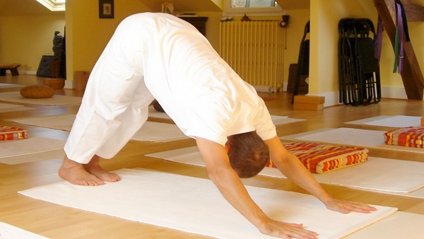  'सूर्य नमस्कार' के वक्त करें इन मंत्रों का जाप