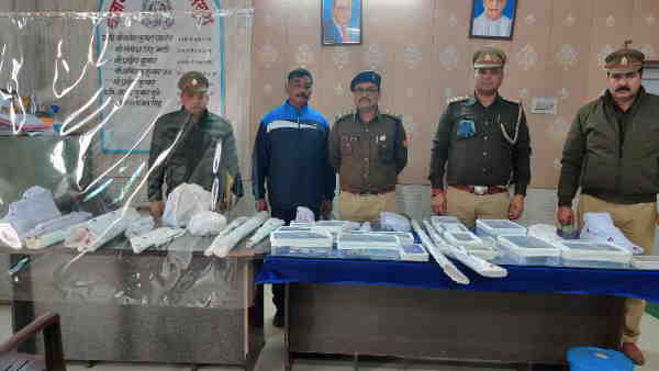 Police busted an arms manufacturing unit and arrested its operator in Daulatpur area of Mathura Police busted an arms manufacturing unit and arrested its operator in Daulatpur area of Mathura