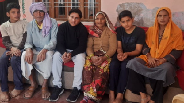 भाई मानकर उसकी कलाई पर राखी बांधती थी भाई मानकर उसकी कलाई पर राखी बांधती थी