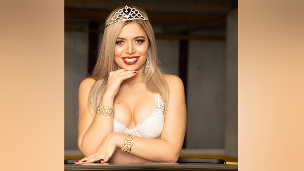 पुलिसकर्मियों के सामने मॉडल उतारने लगी कपड़ी पुलिसकर्मियों के सामने मॉडल उतारने लगी कपड़ी