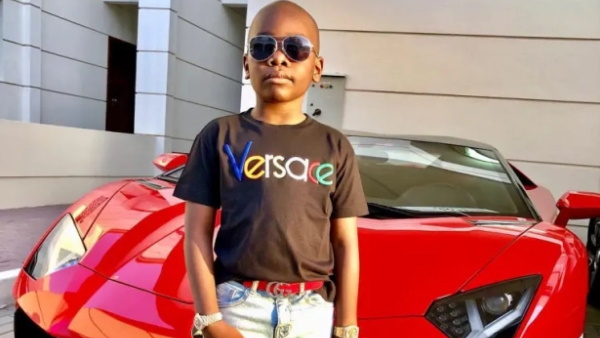 मोम्फा अक्सर लागोस और यूएई में अपने घरों के बीच घूमता है