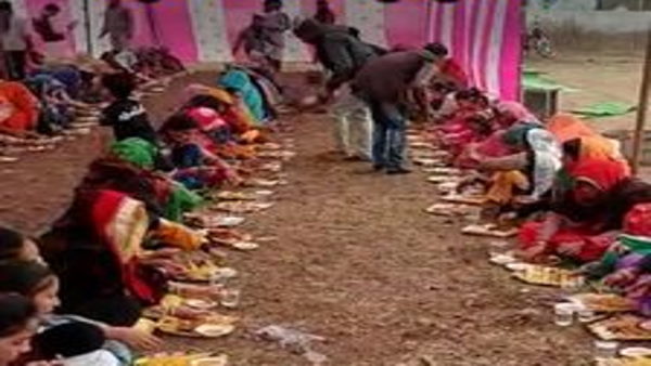 महिला-पुरुष हनुमान मंदिर पहुंचे महिला-पुरुष हनुमान मंदिर पहुंचे