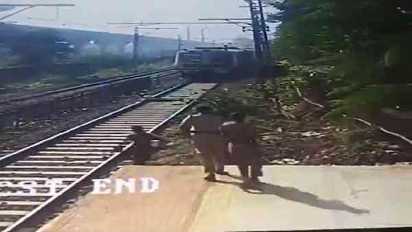 रेलवे के इस मोटरमैन को सलाम है!