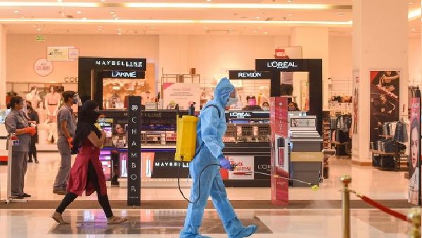 आइसक्रीम पार्लर में महिला ने उतारी ड्रेस