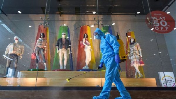 मास्क के लिए टोका तो उतार दी ड्रेस