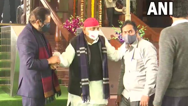 केंद्रीय मंत्री नकवी ने भी दिया मुलायम सिंह यादव को सहारा