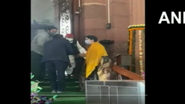 राहुल गांधी की तरफ देखा, नहीं हुई कोई बात