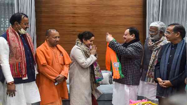 मुलायम परिवार से दो महिला और एक पुरुष सदस्य भाजपा में आए