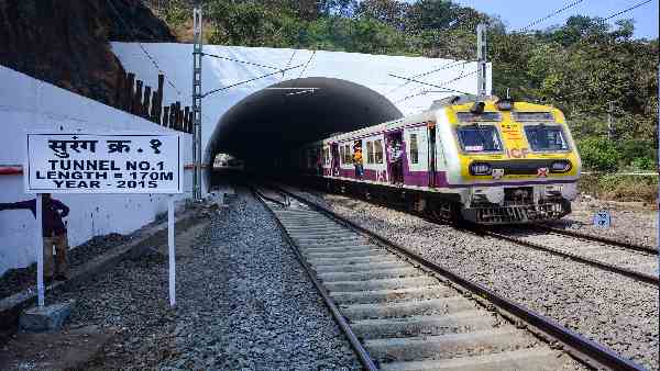 मुंबई की उपनगरीय ट्रेनों पर असर मुंबई की उपनगरीय ट्रेनों पर असर