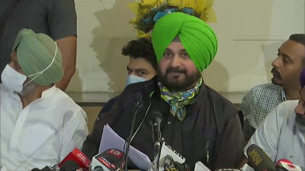 सिद्धू ने किया राहुल गांधी की इटली यात्रा का बचाव सिद्धू ने किया राहुल गांधी की इटली यात्रा का बचाव