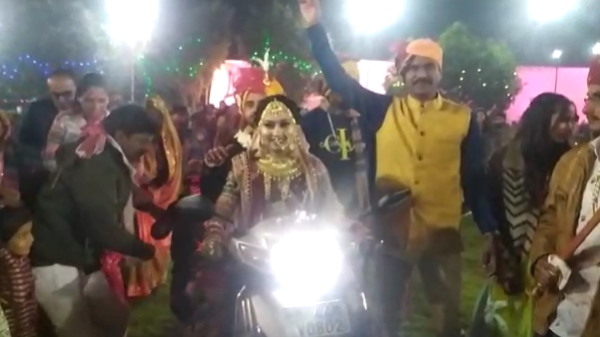 एक्टिवा पर सवार होकर मंडप तक पहुंची