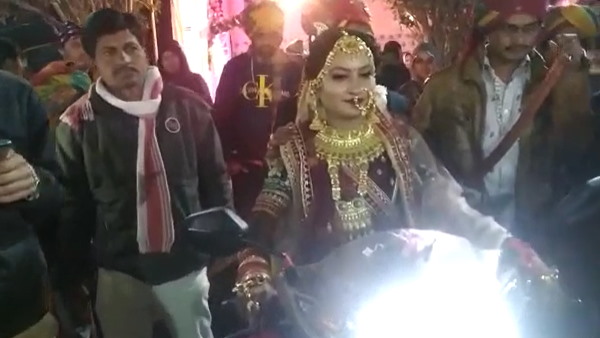 दूल्हा अर्जुन भी दुल्हन के पीछे बैठ गया