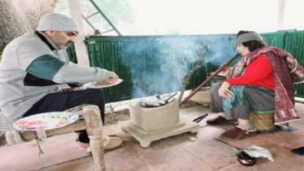 मंत्री की पत्नी बना रहीं हलुआ