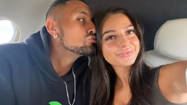 प्रैक्टिस के दाैरान गर्लफ्रेंड को किया KISS प्रैक्टिस के दाैरान गर्लफ्रेंड को किया KISS