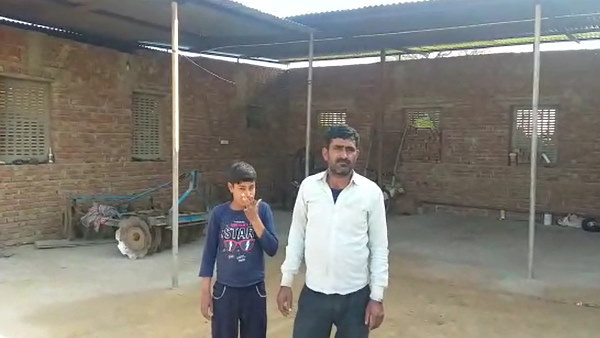 रोज चालीस किलोमीटर का सफर करती है तय