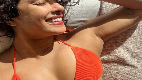 बिकिनी में सनबाथ ले रही हैं