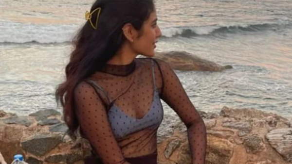 Priya Prakash ने ब्रालेट फ्लॉन्ट किया
