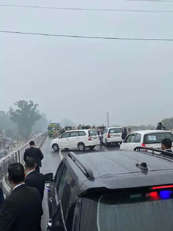 'कई जगह तो कुर्सियां छाते के तौर पर काम आईं'