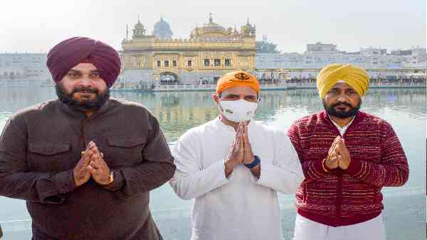 शुक्रवार को स्वर्ण मंदिर पहुंचे थे राहुल शुक्रवार को स्वर्ण मंदिर पहुंचे थे राहुल