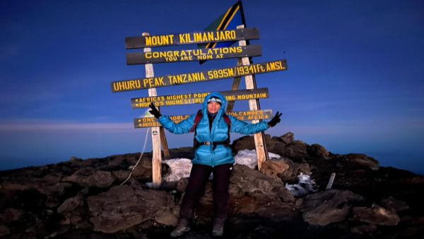 हाथों में तिरंगा थामे दिखे रजनी हाथों में तिरंगा थामे दिखे रजनी