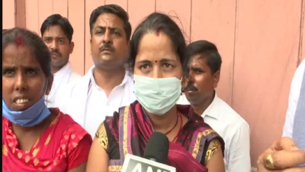 साड़ी खींची, हाथापाई की और हाथ से पर्चा छीन लिया साड़ी खींची, हाथापाई की और हाथ से पर्चा छीन लिया